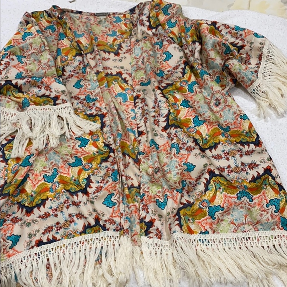 Gimmicks by BKE silk style kimono